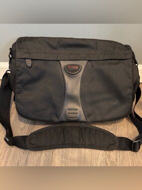 Tumi T2 Tech Bag Black Ballistic Expandable Messenger Laptop Bag Satchel Travel
